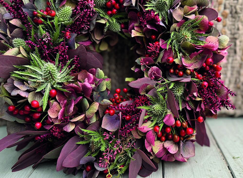 Herbstlicher Türkranz mit Beeren, Disteln und Laub